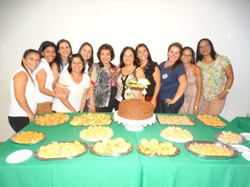 Professores e funcionários parabenizaram a Diretora Maria Pires pelo seu aniversário.