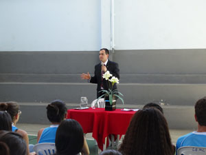 Cair no canto da sereia virtual é fácil e conveniente. Este foi o tema abordado pelo Excelentíssímo Juíz Genivaldo Alves Guimarães para os alunos do Ensino Médio e Fundamental II
